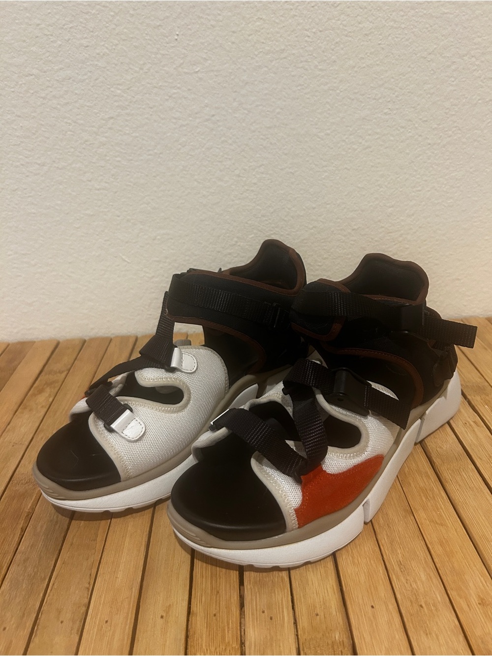 CHLOÉ bown and white Sonnie sneaker sandals